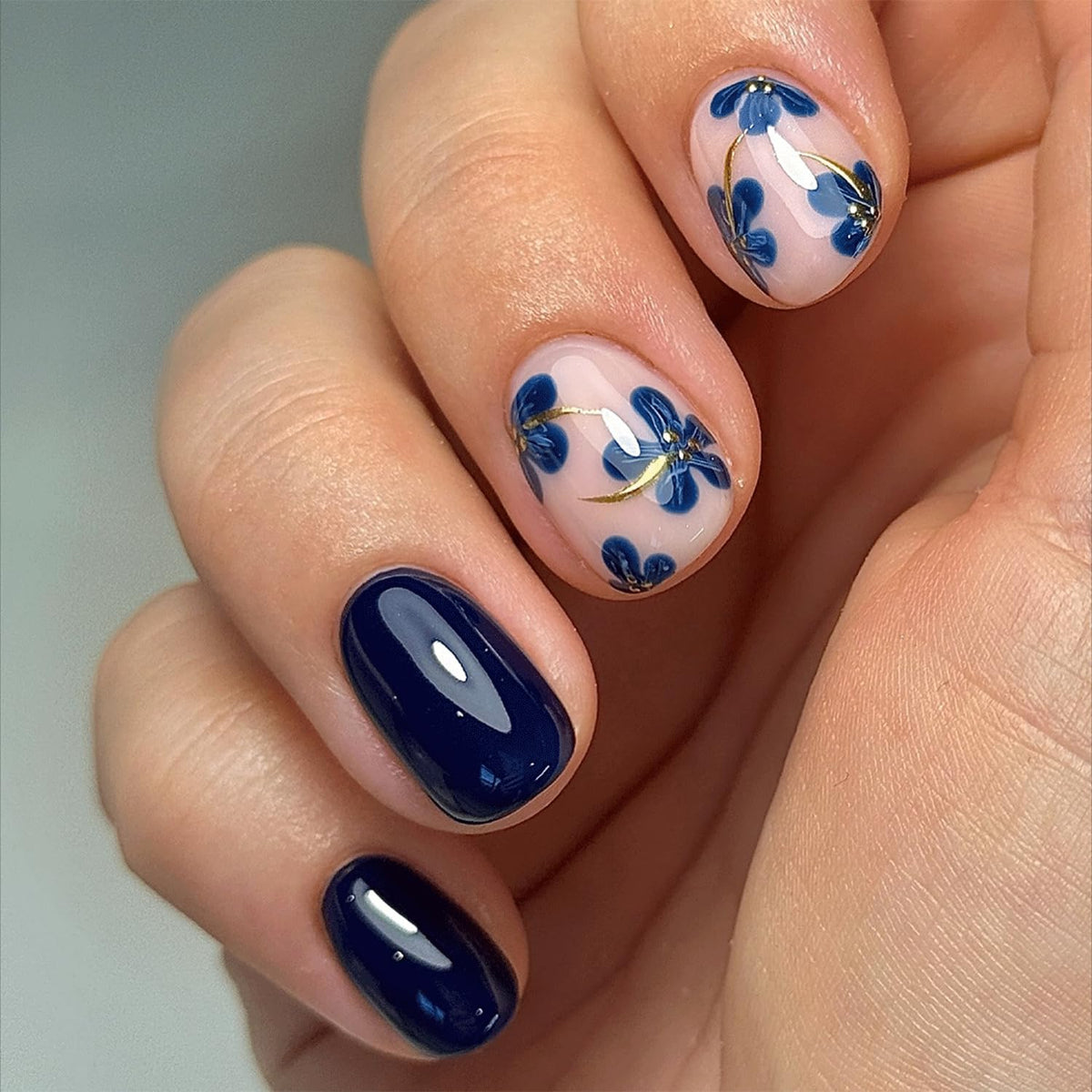 Spebozy blue flower press-on nails in short oval shape for an easy glossy spring manicure