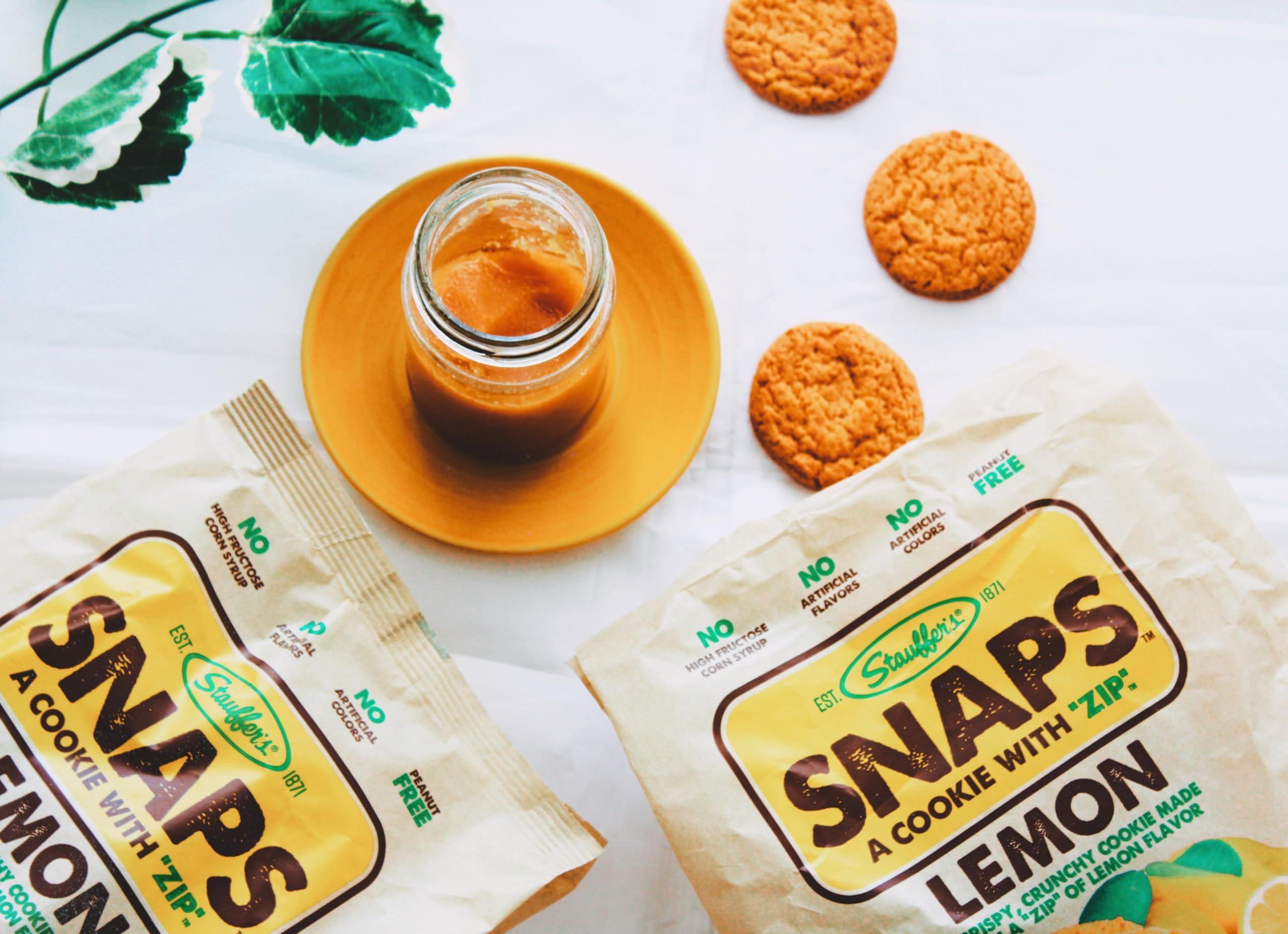 STAUFFER'S Lemon SNAPS as a tea-time snack with bright aroma and sweetness.