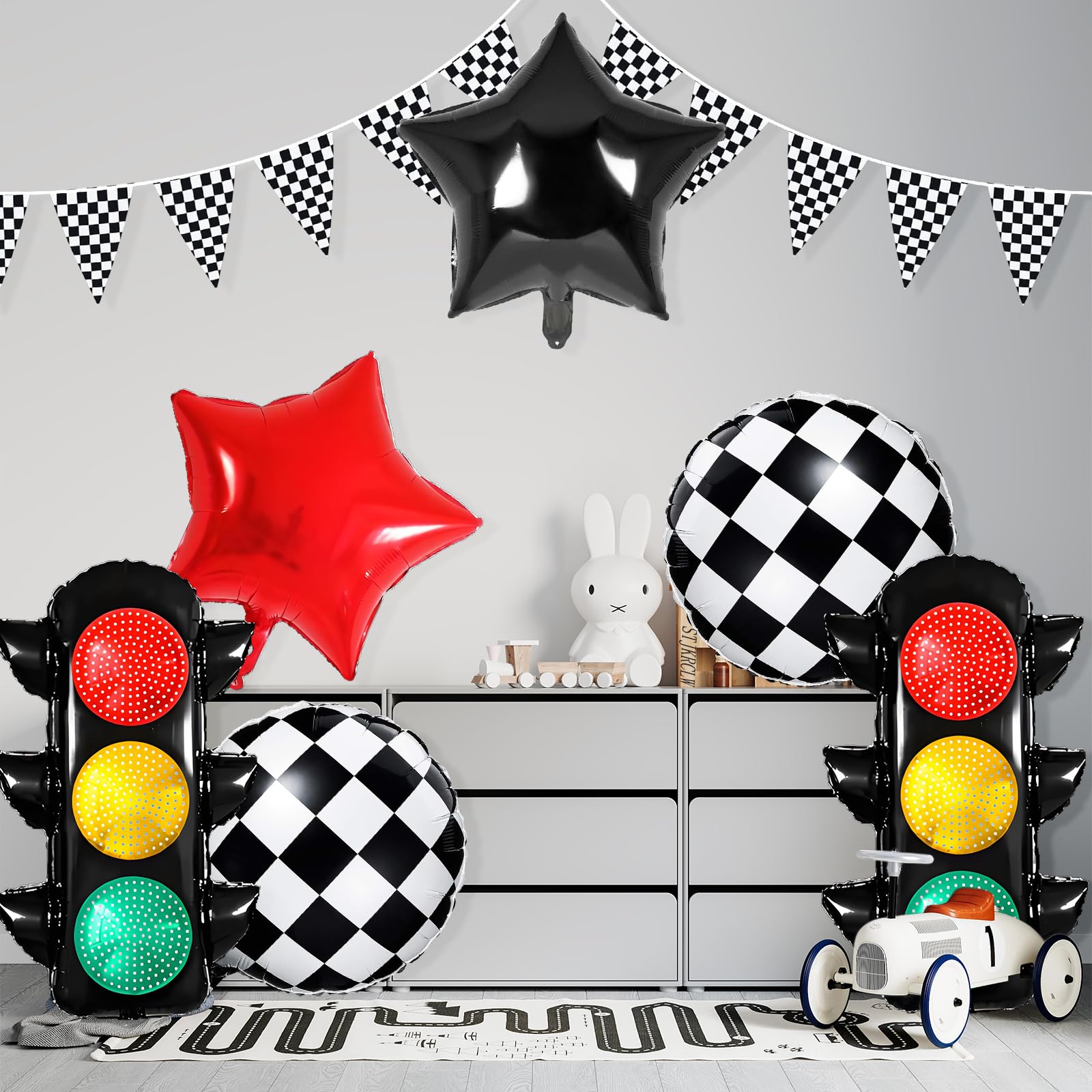 STJKRCLW star-shaped racing balloons serve as dynamic focal points for photos.
