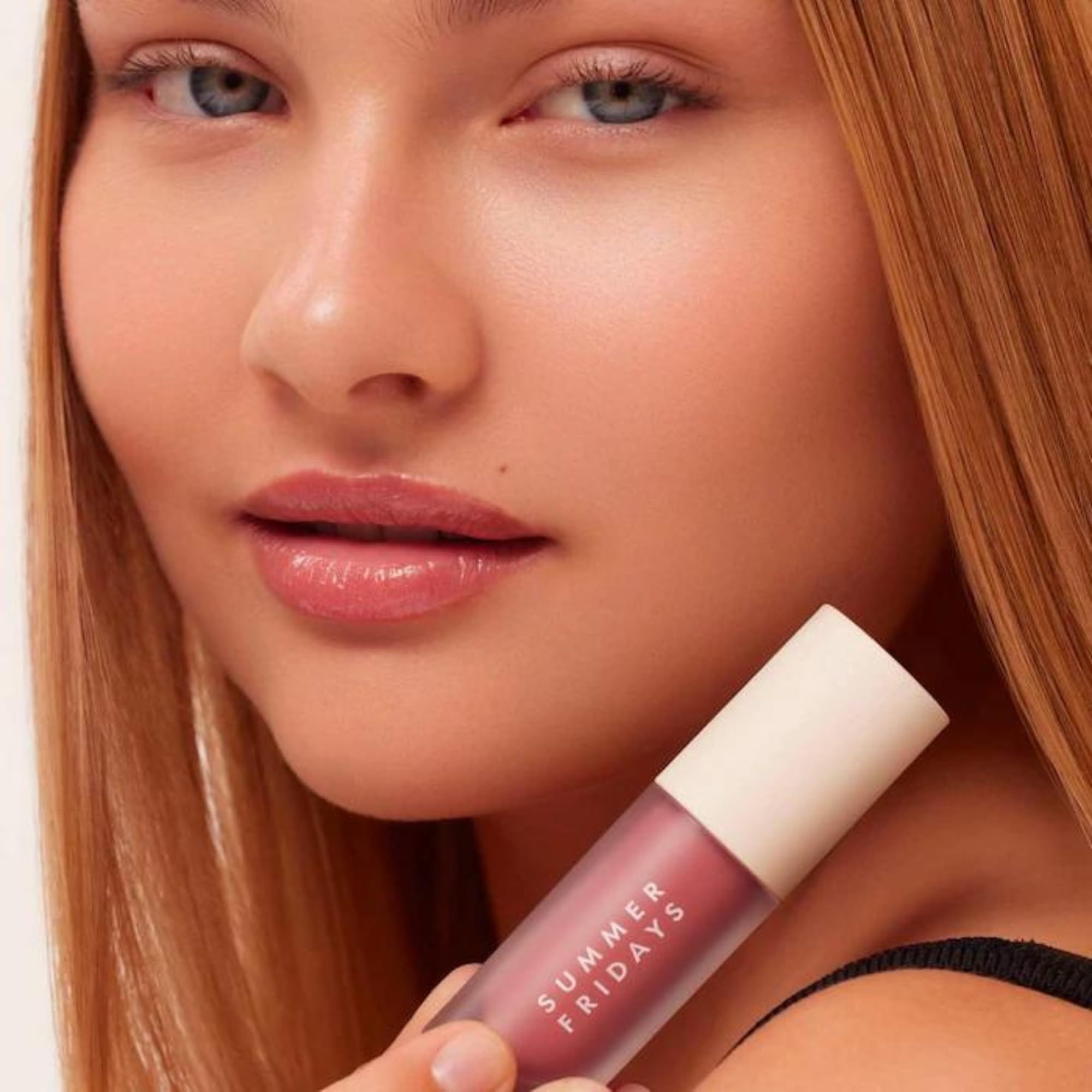 Wand applying Summer Fridays Dream Lip Oil on lips