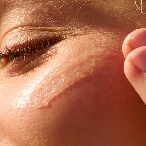 Sun Bum Daily SPF50 Clear Gel highlights 24-hour hydration in packaging detail.