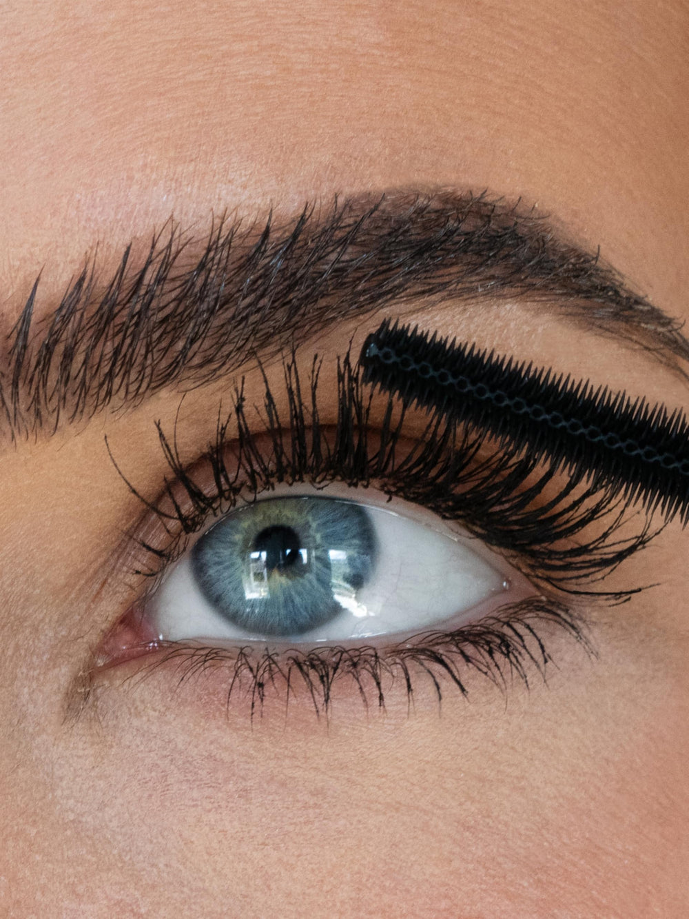 Sweed Cloud Mascara brush tip demonstrates separation for a wide fan-like lash look