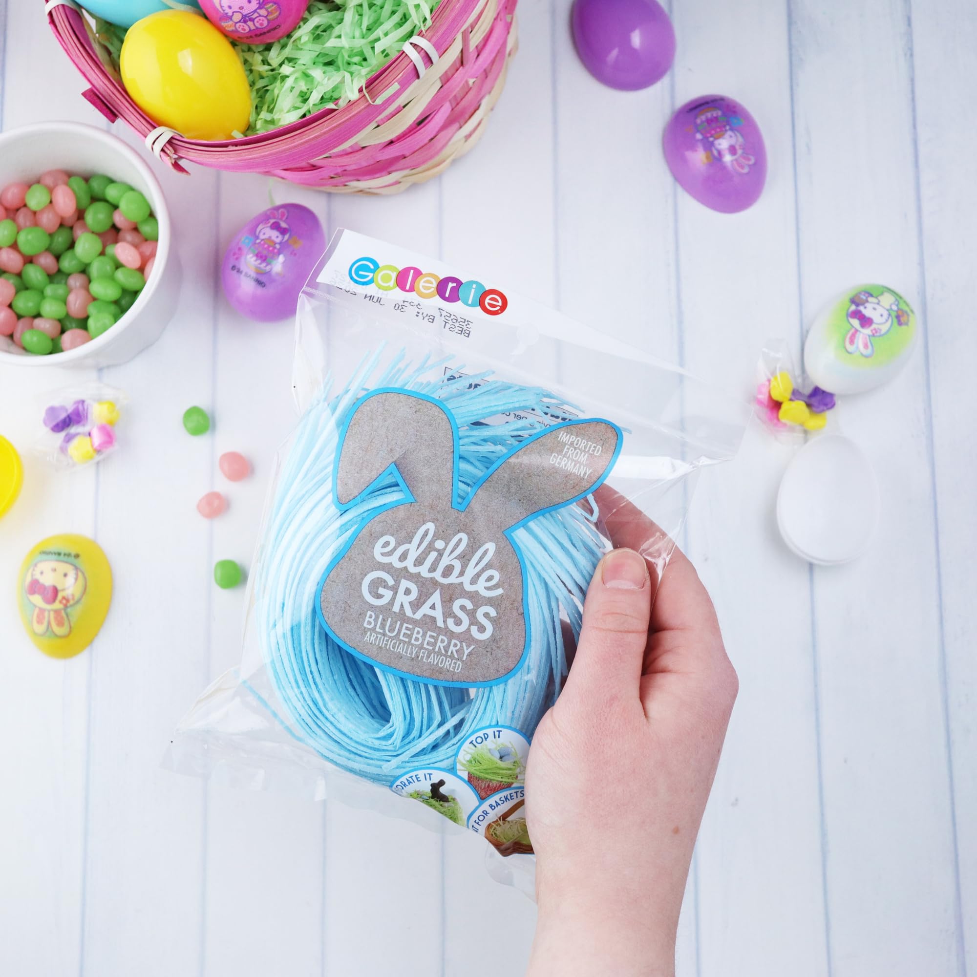 Sweetzo Easter grass close-up highlights fruit flavor and vibrant hues.