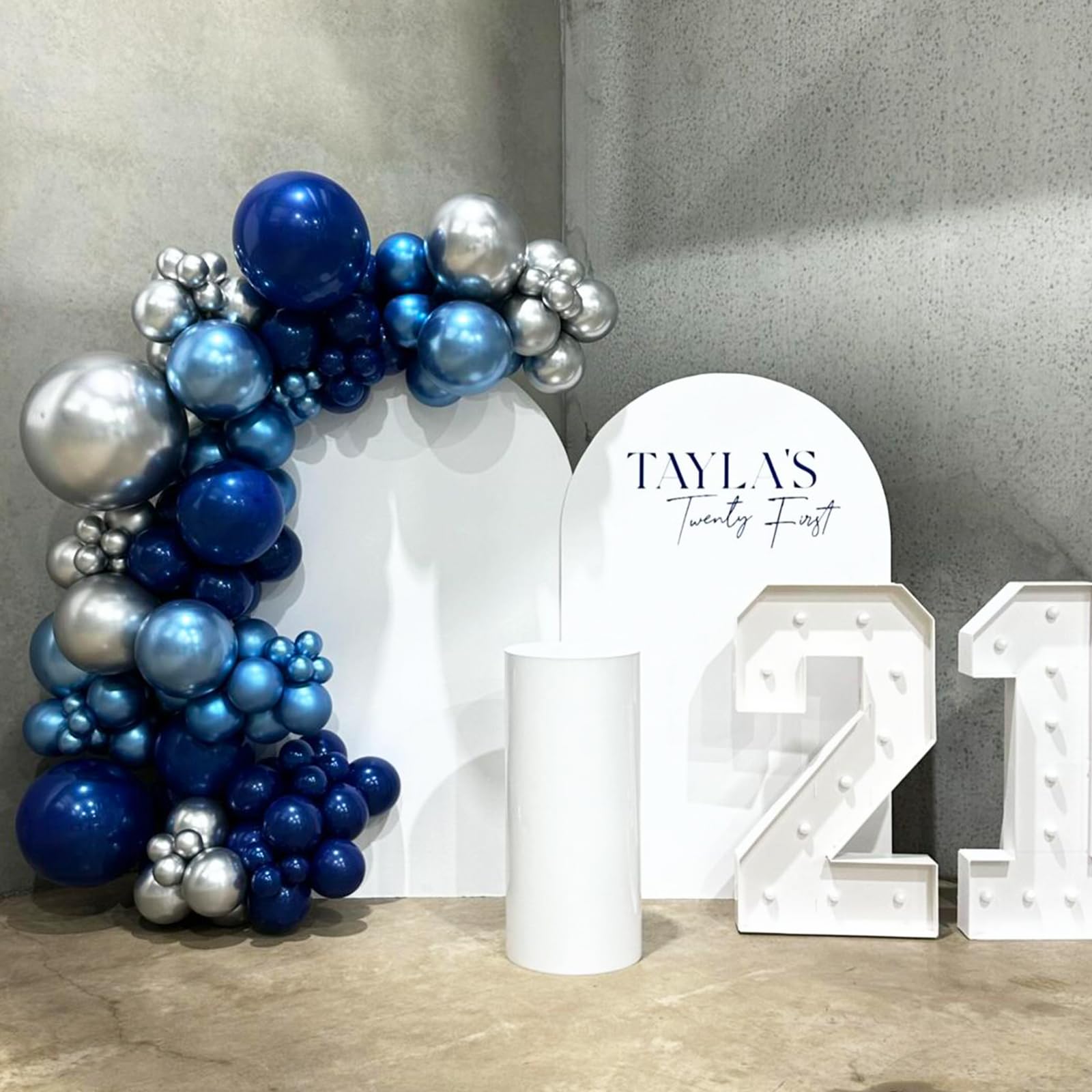 TAOYE metallic blue balloons add depth and shine to party backdrops.