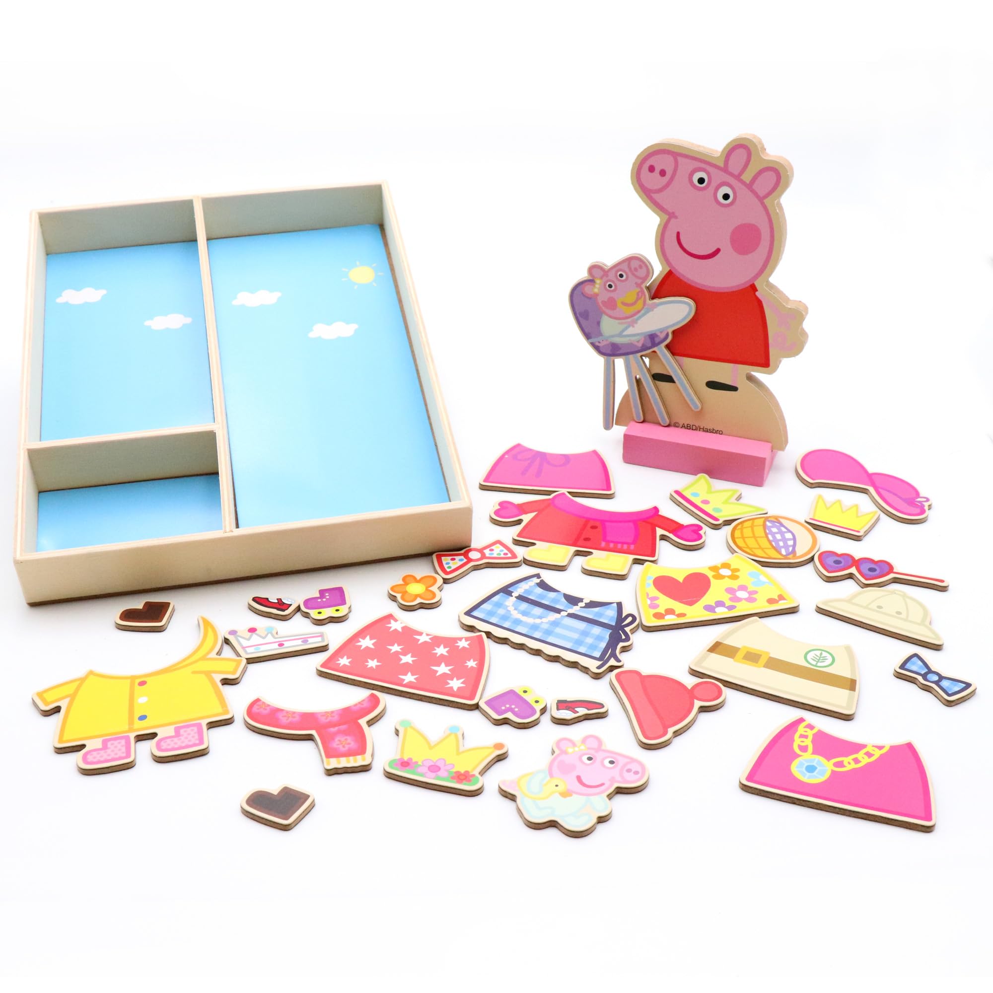 Tara Toys twenty-three magnetic outfits enable endless mix-and-match moments.