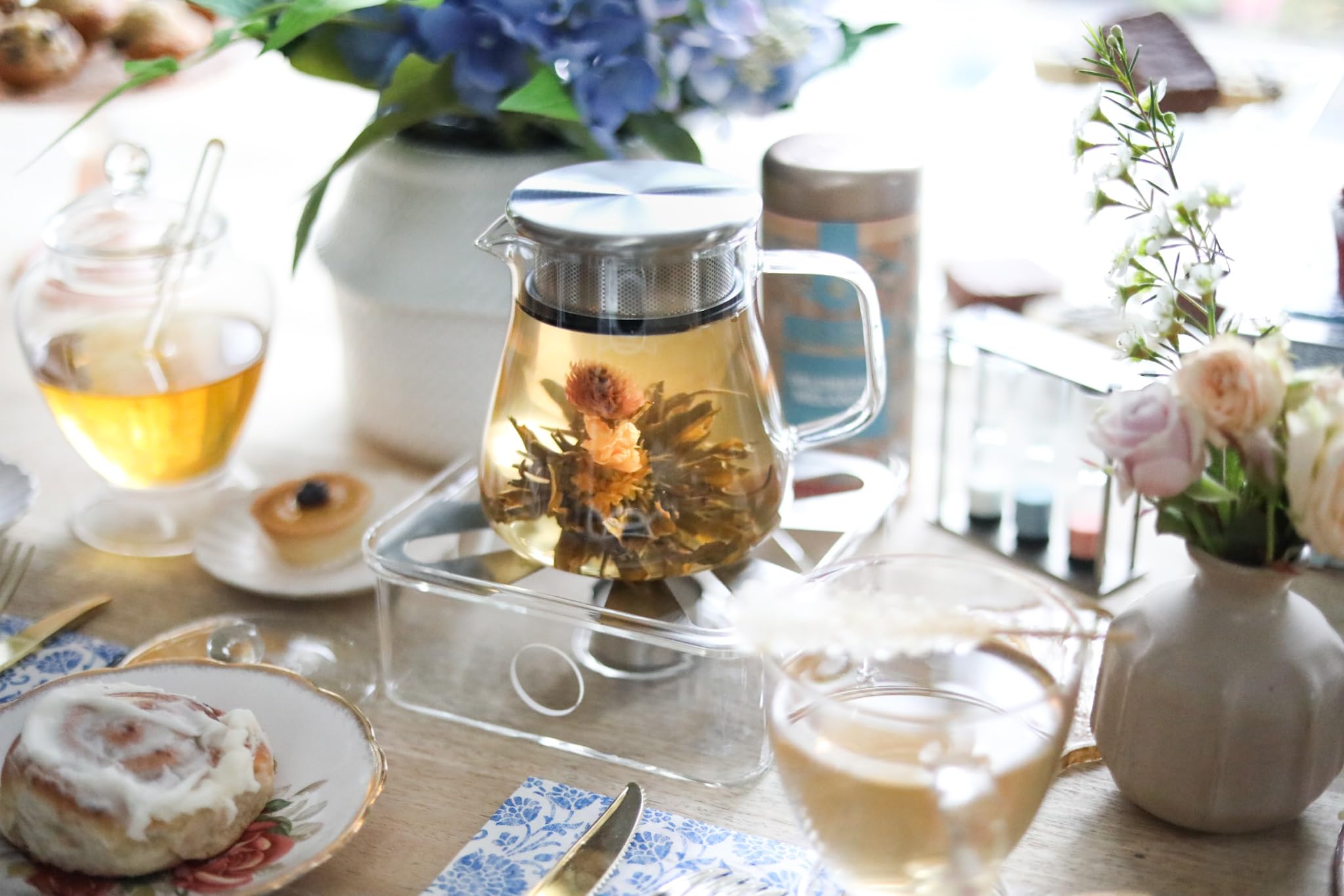 Teabloom One-Touch Tea Maker steeping action for rich aroma.