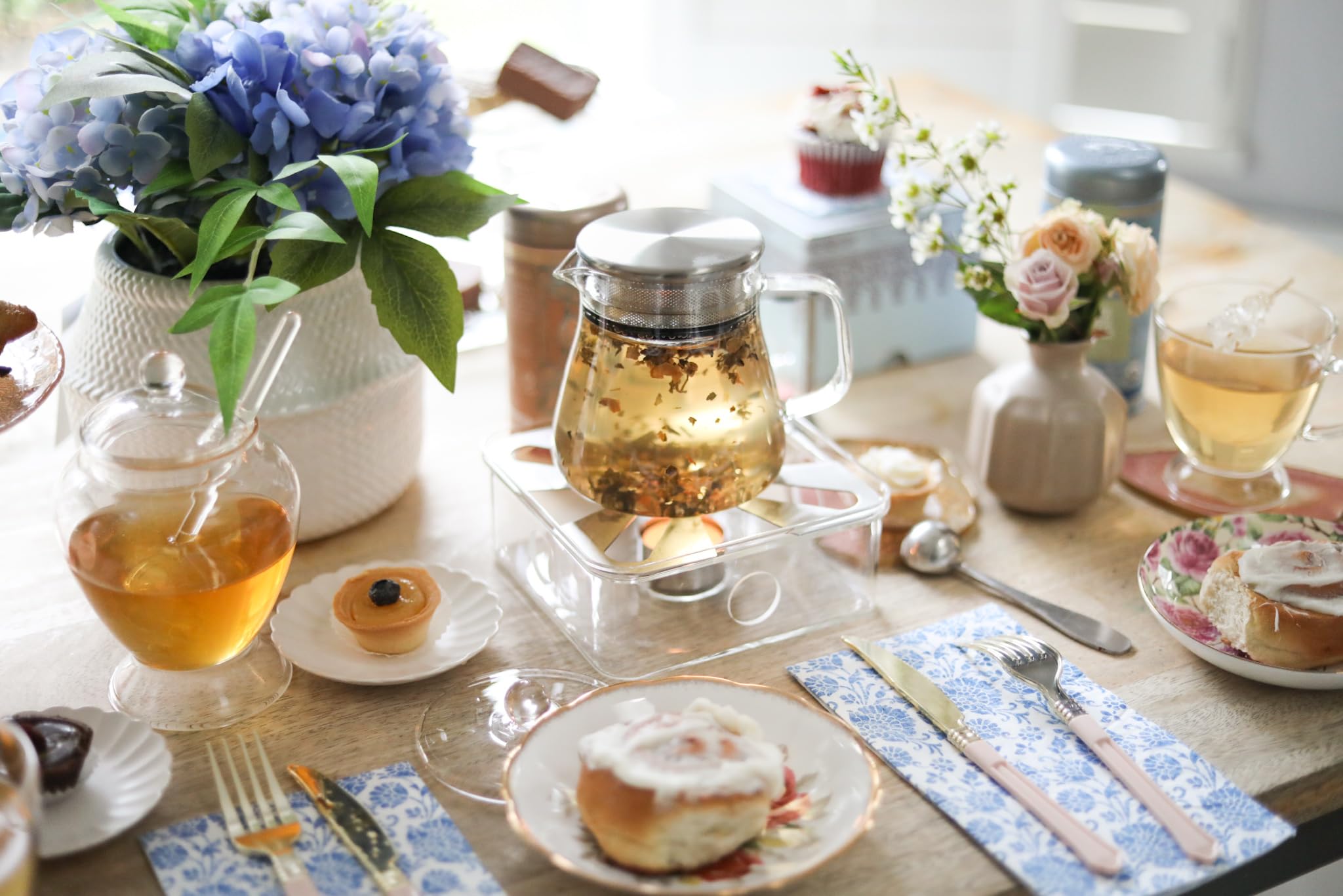 Teabloom stainless steel filter lid enables easy pouring and cleanup.