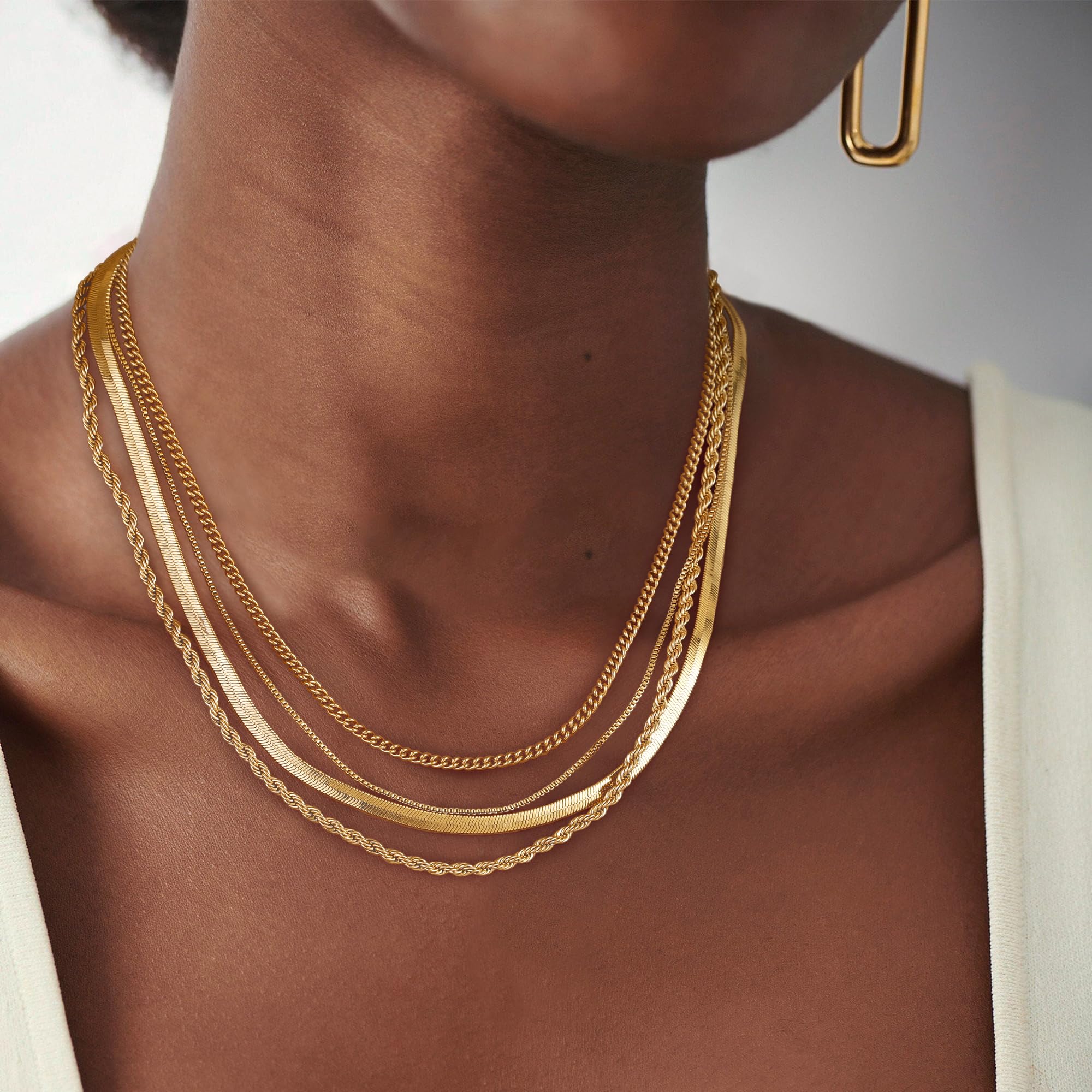 Tewiky rope-chain necklace provides a bold textured touch.