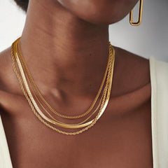 Tewiky rope-chain necklace provides a bold textured touch.