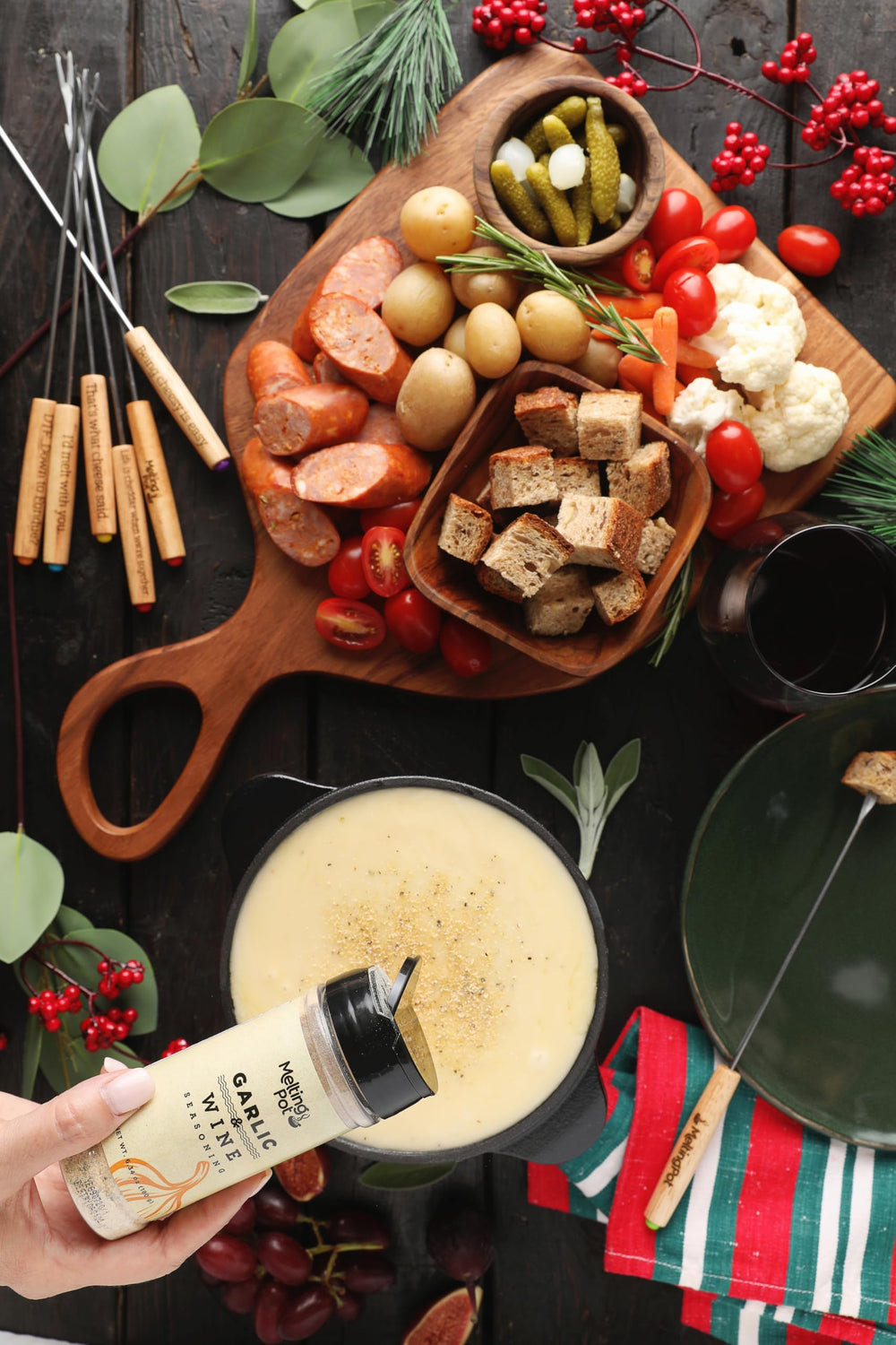 Serving garlic and wine seasoning with a seafood dish for enhanced aroma