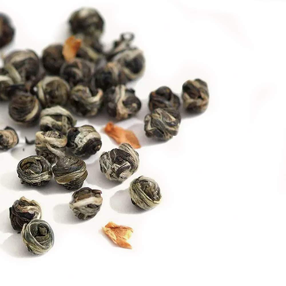 Tian Hu Shan tea leaves measuring illustrates precise brewing.