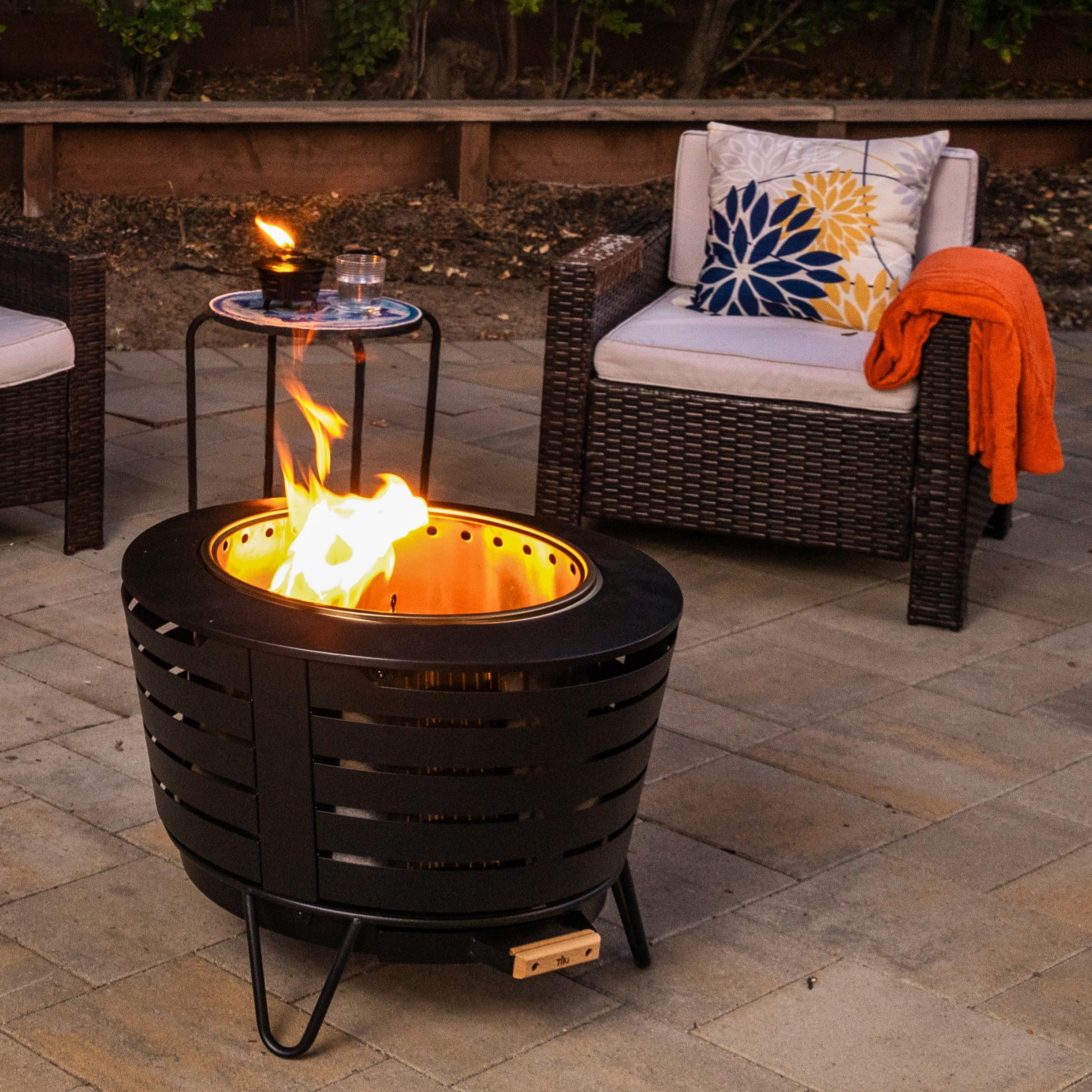 TIKI Mini Pit Table Torch includes a metal snuffer for safe extinguishing.