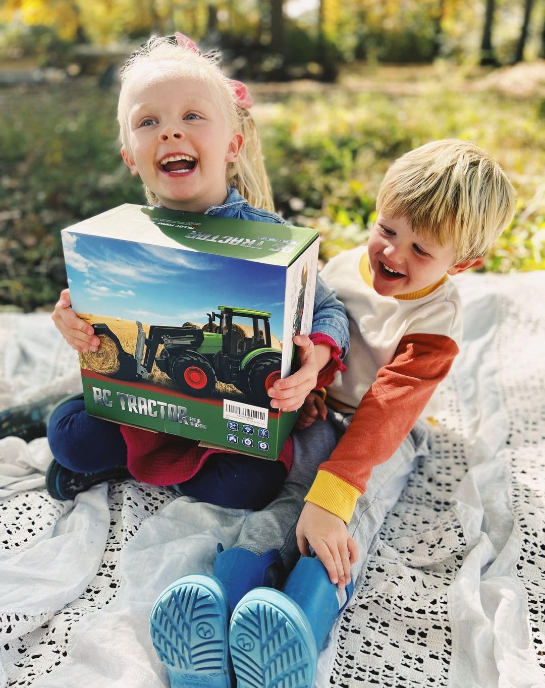 Uarzt tractor accessories include cows, sheep, and hay bales for storytelling.