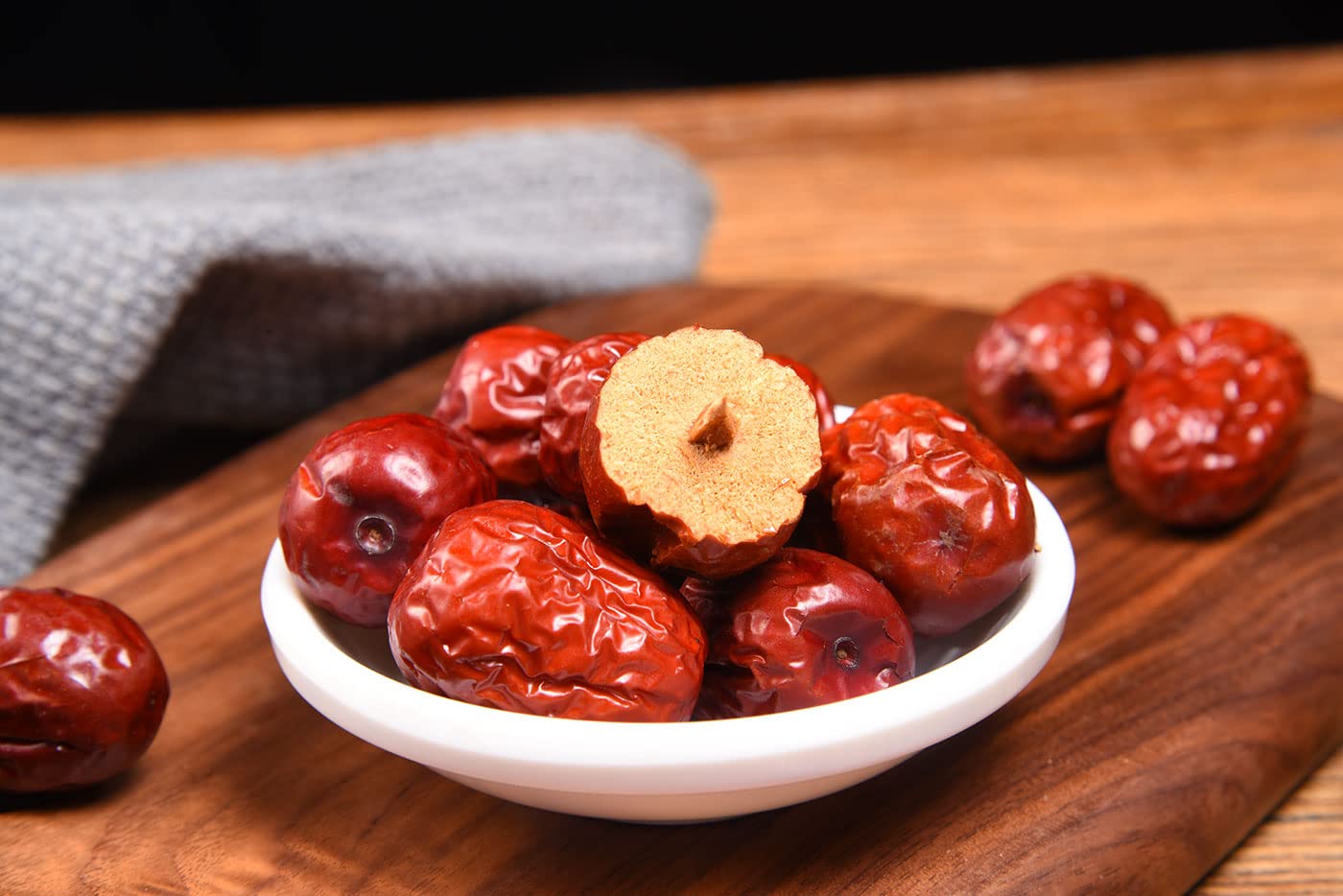 Sun-dried processing method highlighted on ULTHMOK jujube dates packaging.