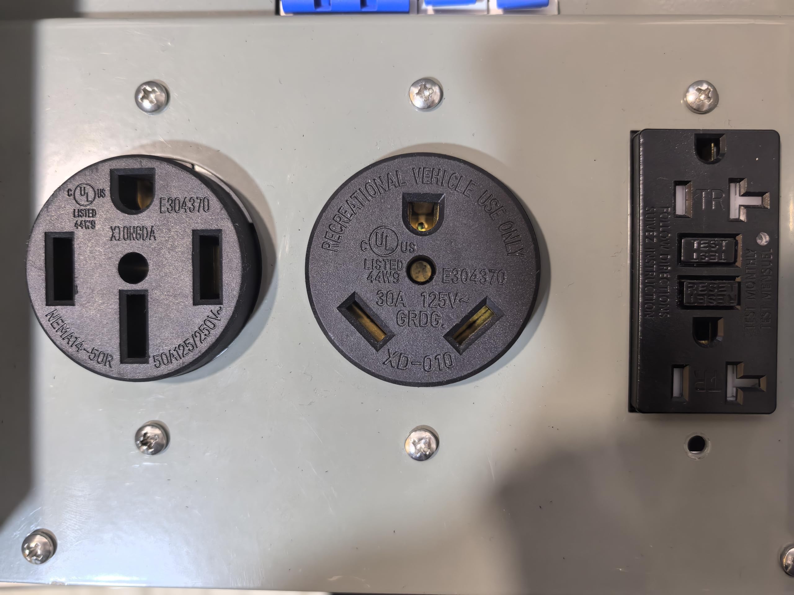 Umaogus panel door open for quick access