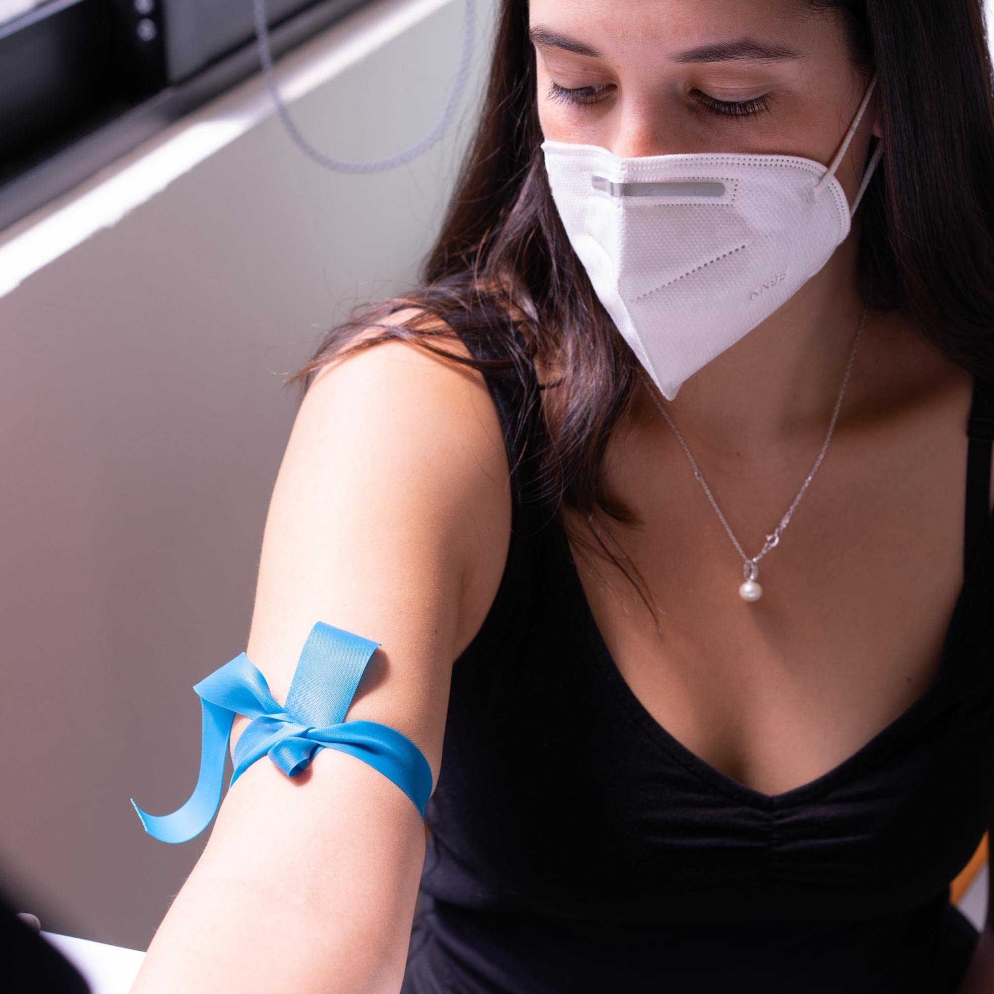 Vakly disposable tourniquet 1x18 blue, latex-free for sensitive skin comfort.