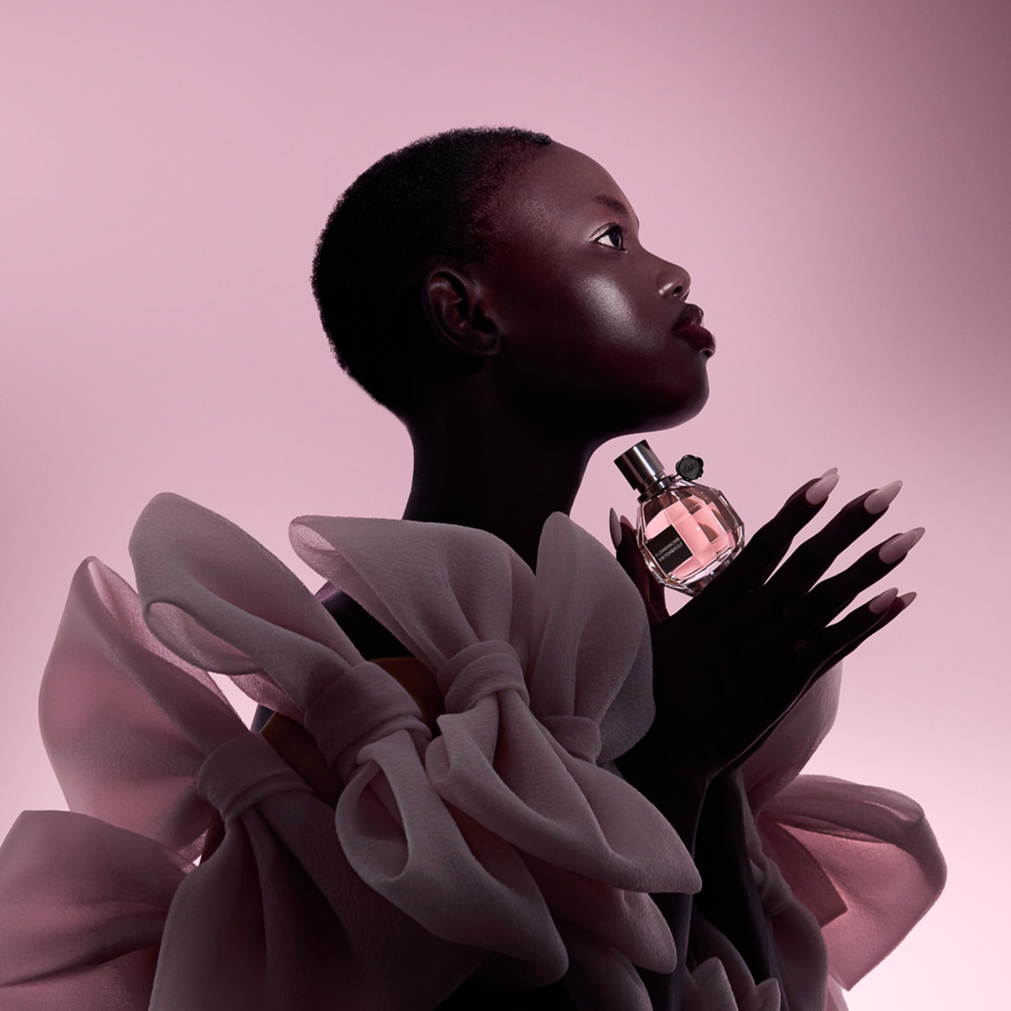 Viktor&Rolf Flowerbomb floral bouquet imagery illustrating the scent's signature balance.