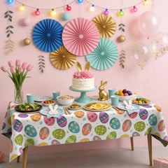 Vilnadu disposable plastic table cover enables quick cleanup.