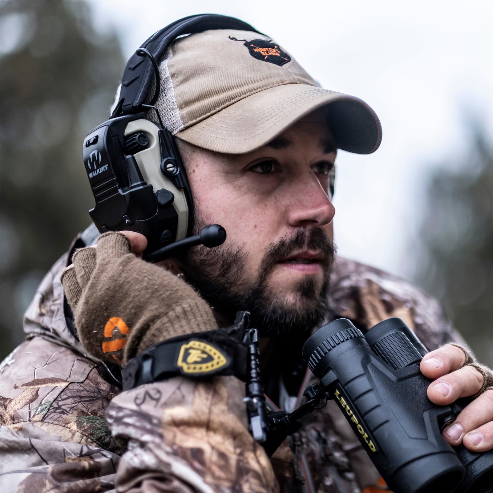 Walker's Razor Walkie-Talkie battery included ensures quick setup.
