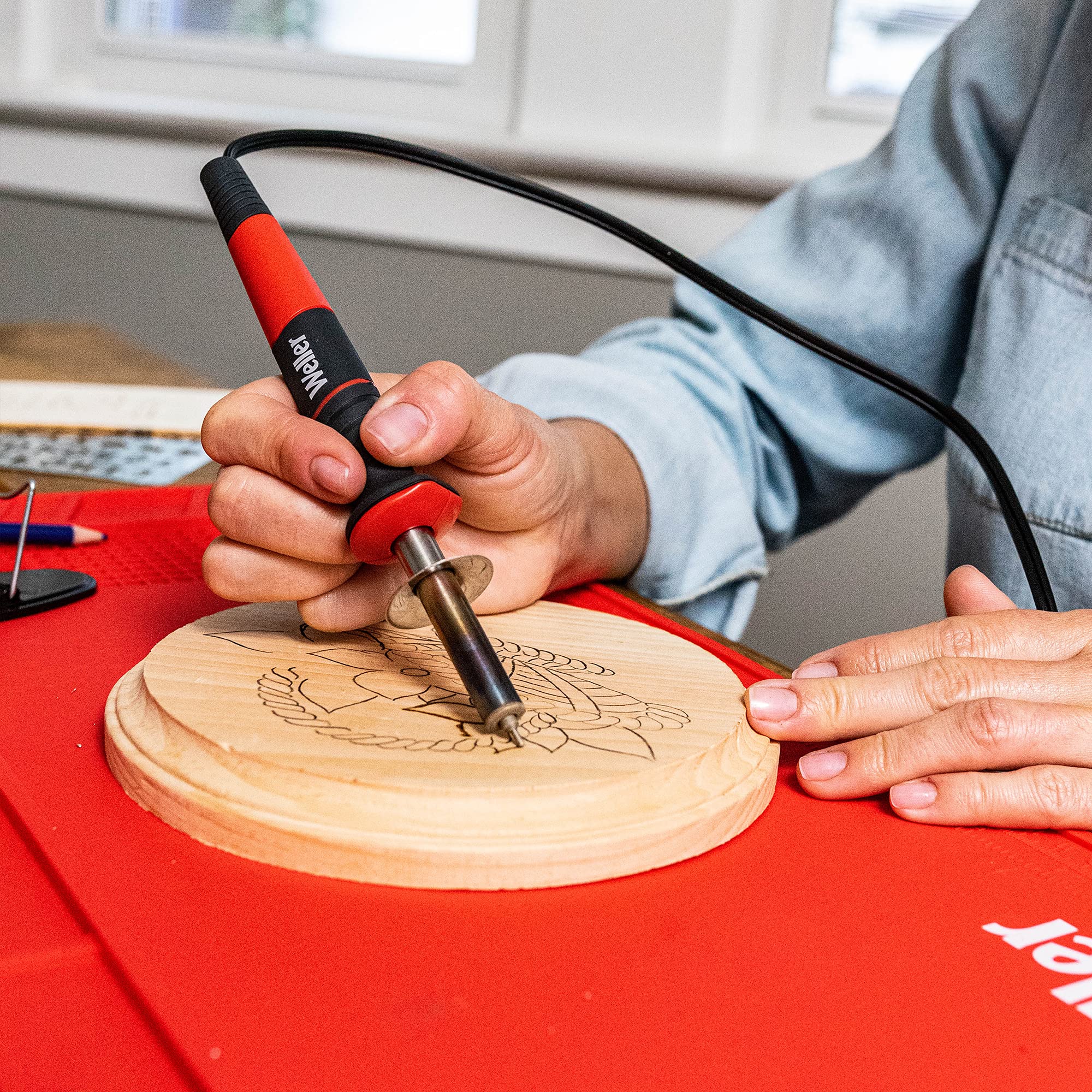 Weller integrated safety rest keeps the tool secure.