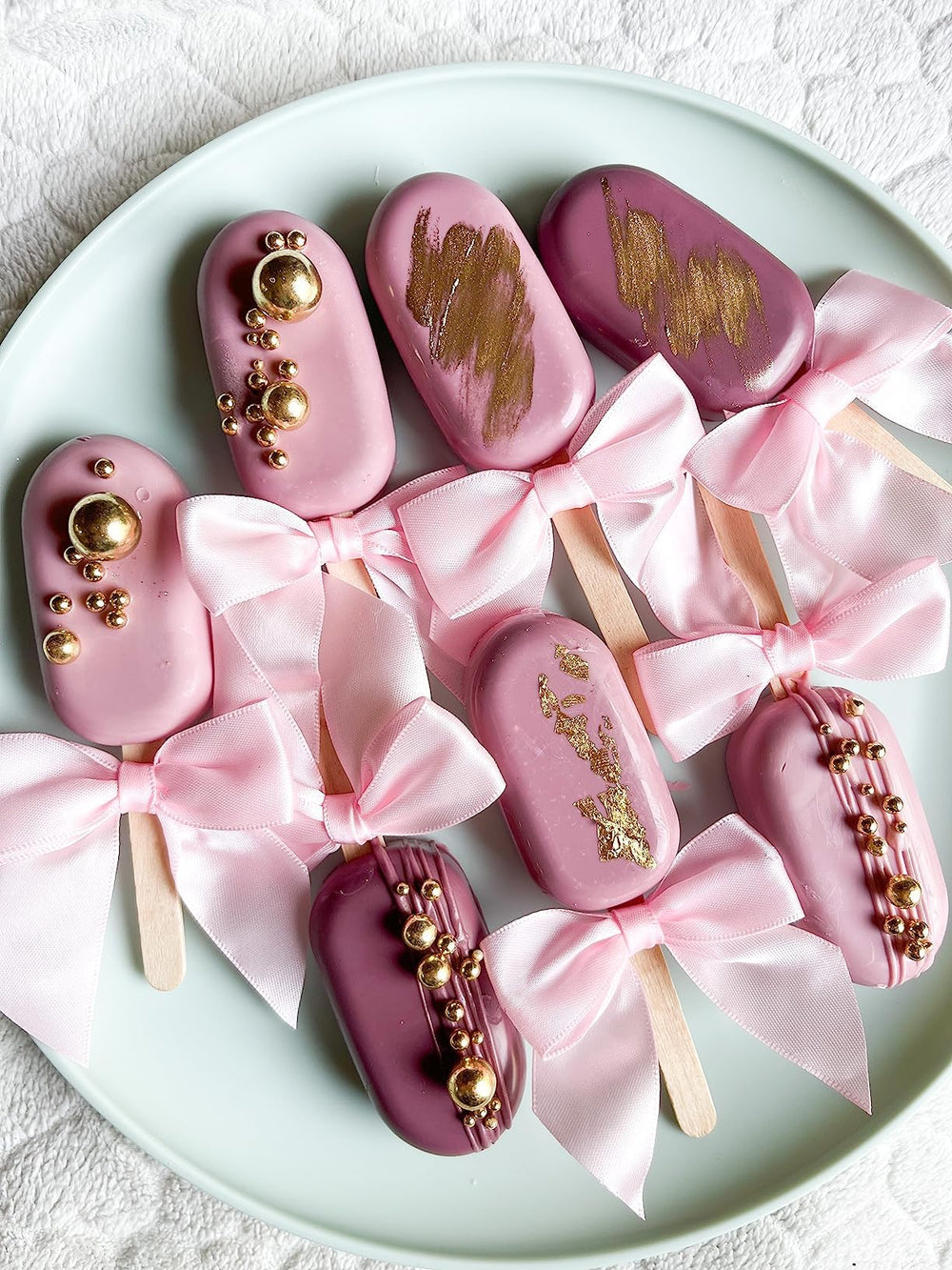 Weraru gold pearl sugar sprinkles on cake create a shimmering centerpiece.
