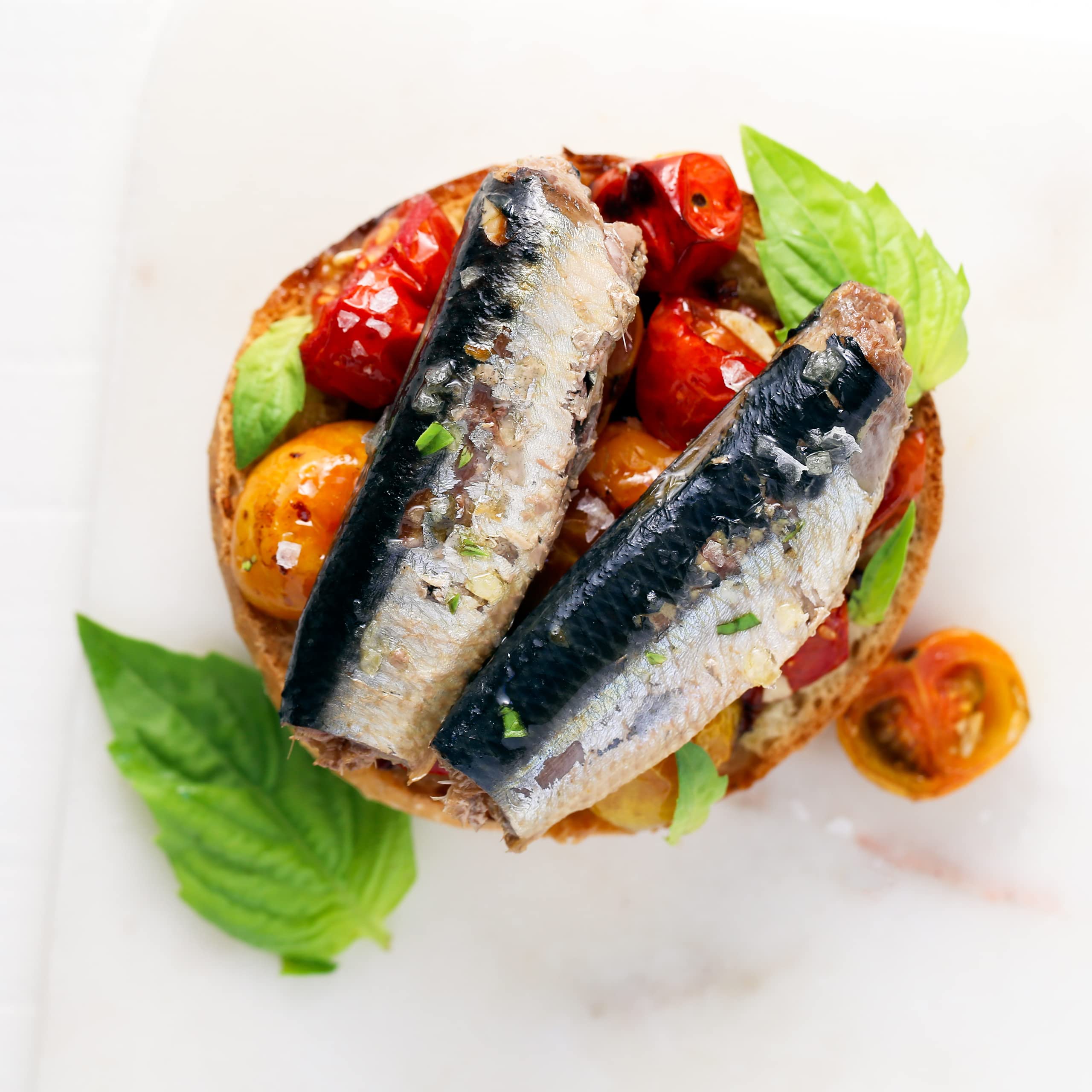 Nutrition panel shows 18 g protein and 1,800 mg omega-3s per serving.