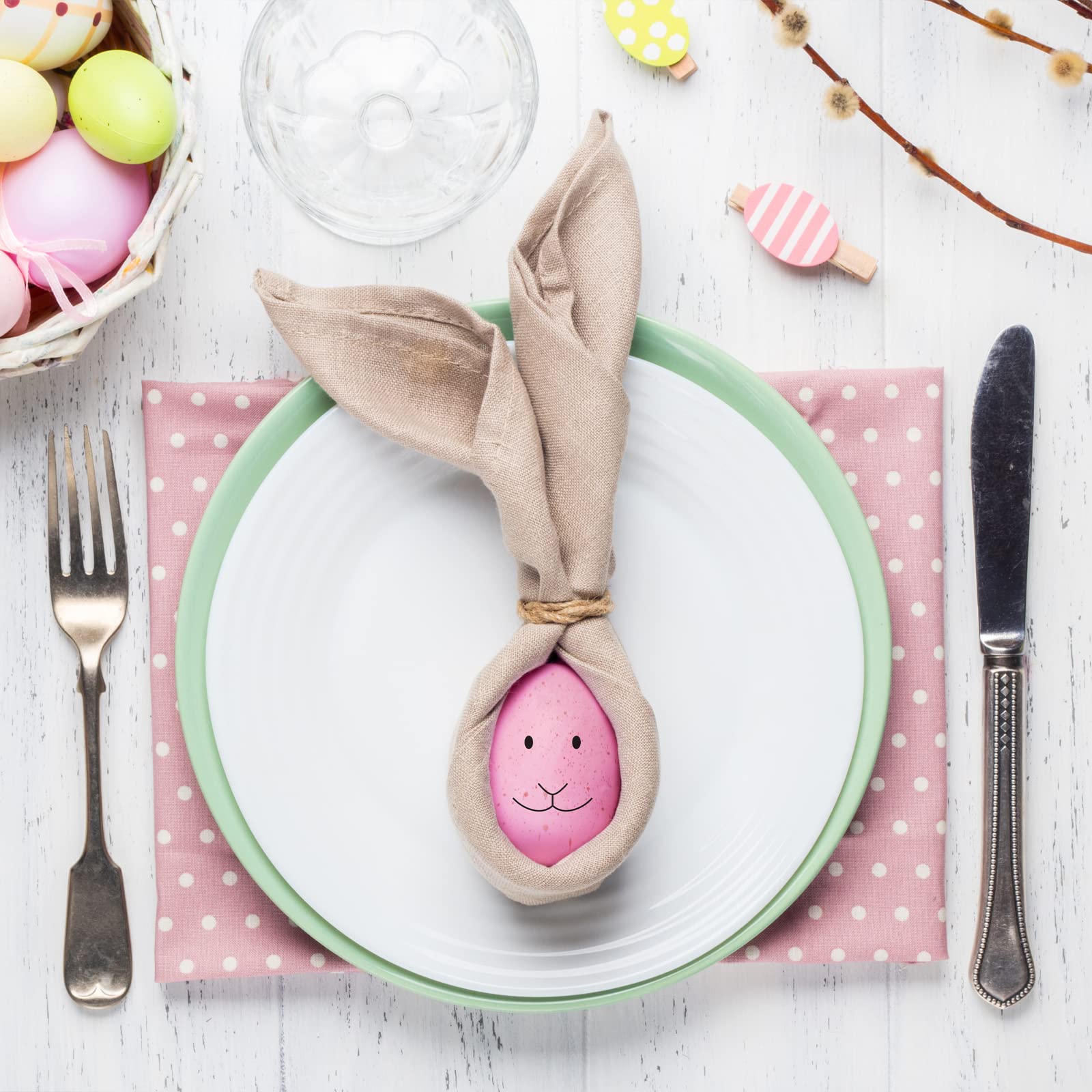 Winlyn gray speckled eggs add subtle contrast to centerpieces.