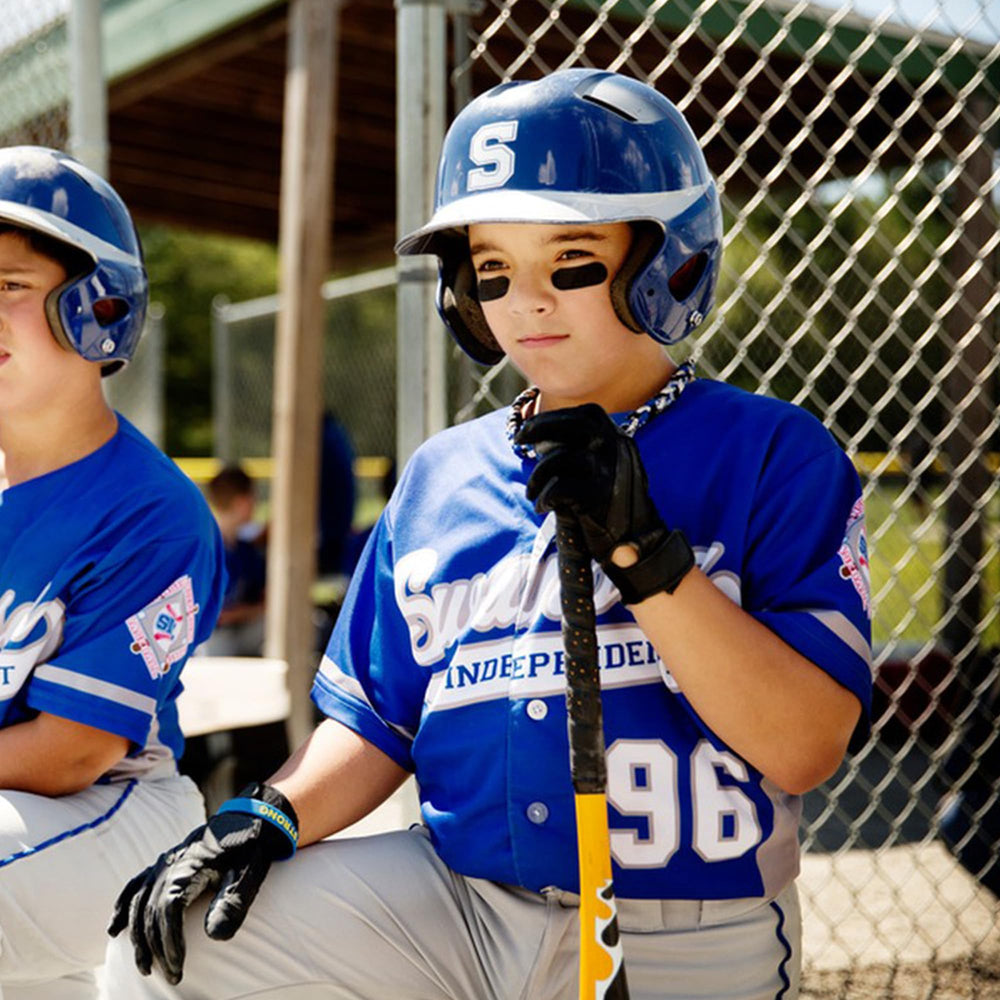 Wismee Eye Black Stick easy-apply design glides smoothly on the upper cheek.