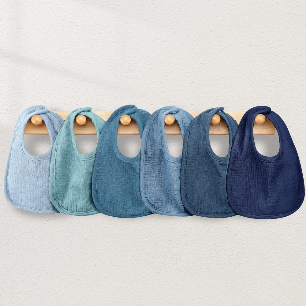 Wrrernsin bib machine-washable for quick cleanup.
