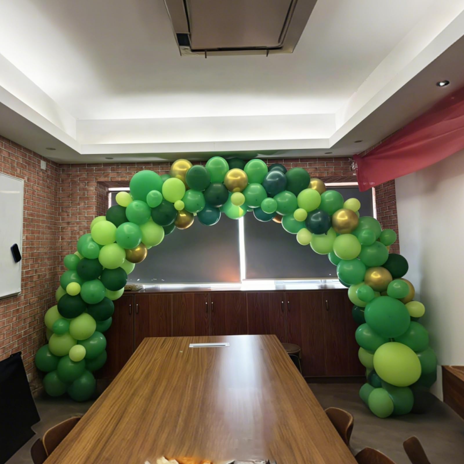 YMSZ inflated balloon banner setup demonstrates easy decor ideas.