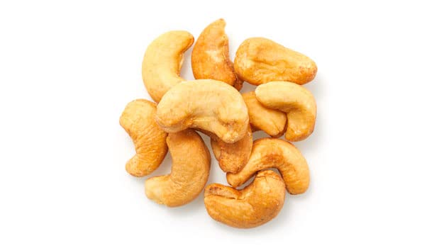 Yupik cashews close-up, creamy texture and light roast.