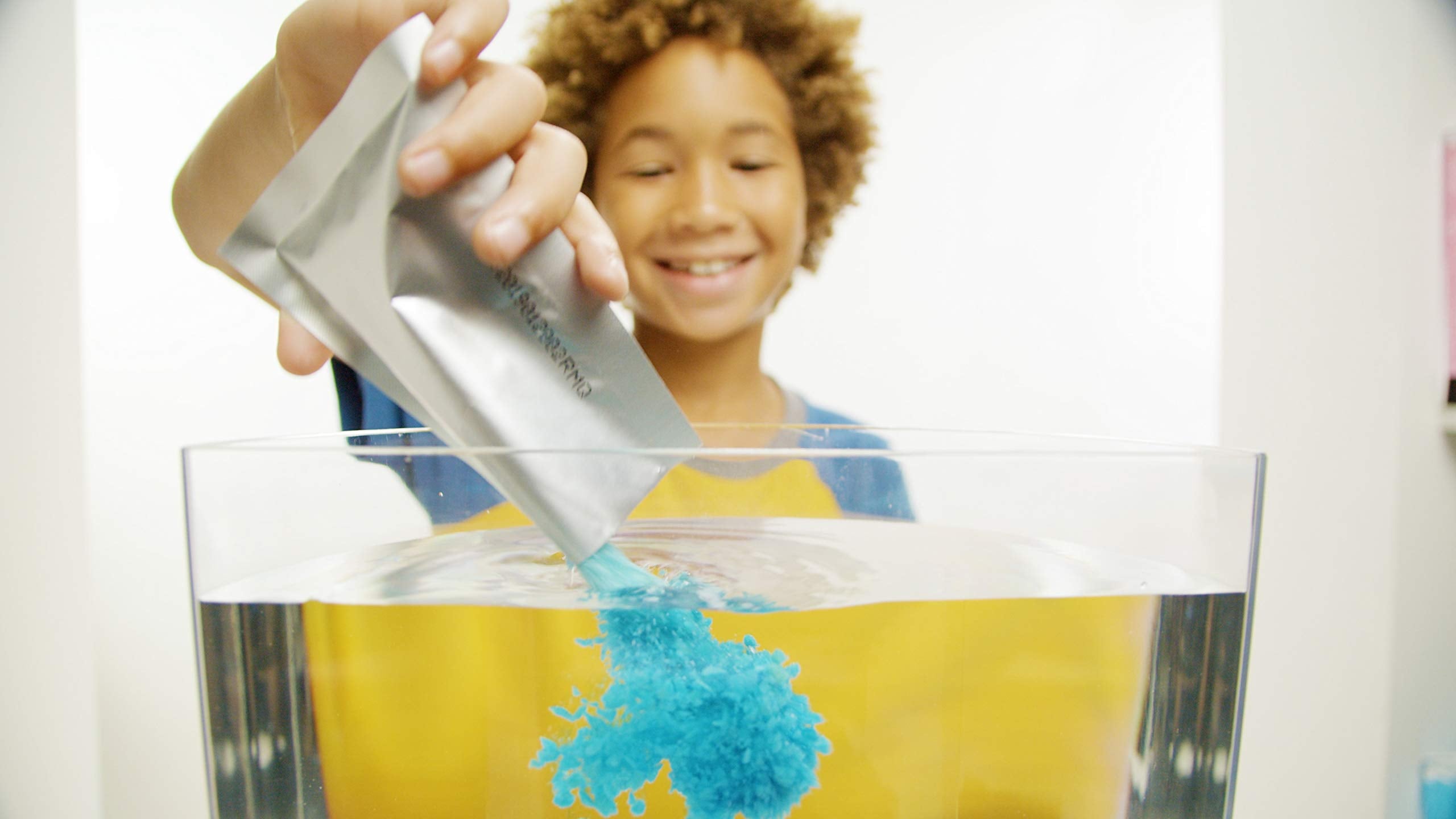 Zimpli Kids Crackle Baff Colours bath action captures bubbling crackle as water changes hue.