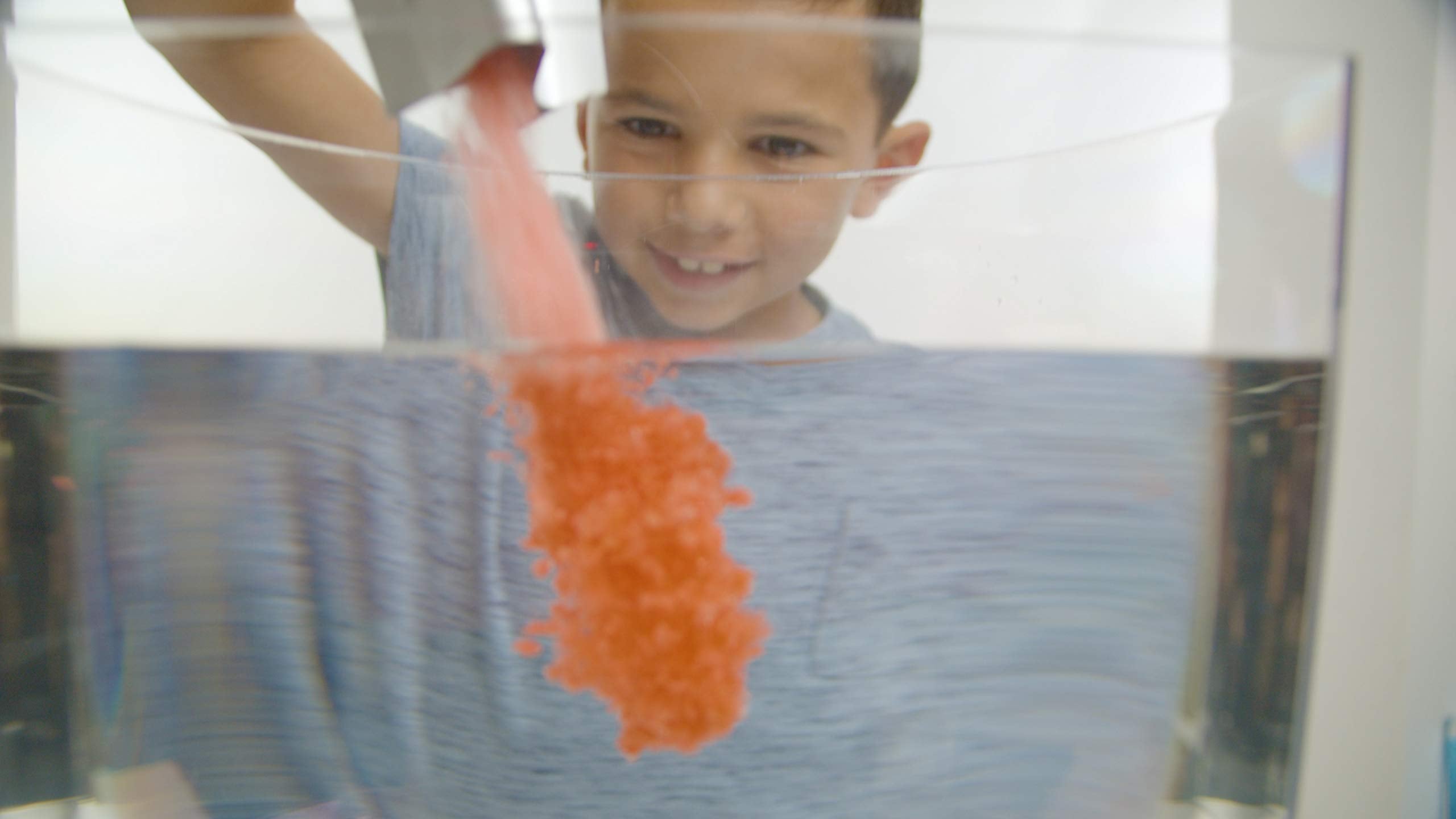Zimpli Kids Crackle Baff Colours color bath shows vibrant, stain-free play water transformation.