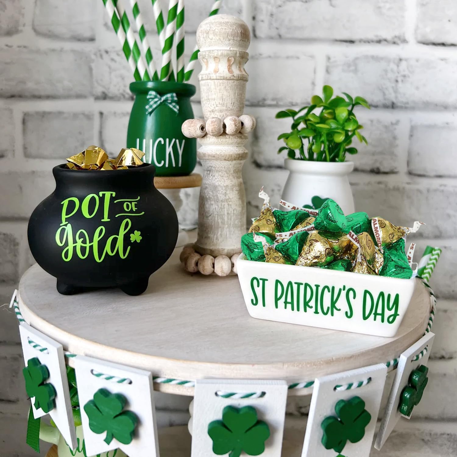 Zisbers St. Patrick's Day table with green and gold chocolates