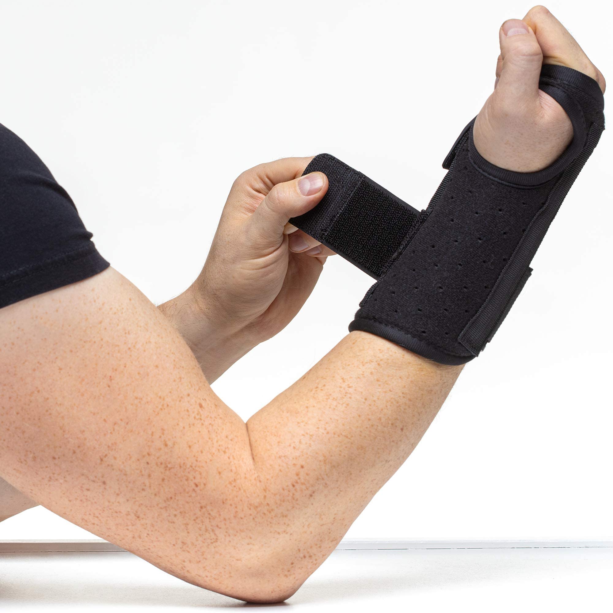 ZOFORE SPORT left-wrist support suitable for left-handed users.